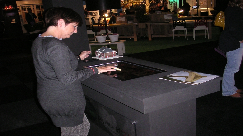 Interactieve 3D tafel in gebruik op beurs
